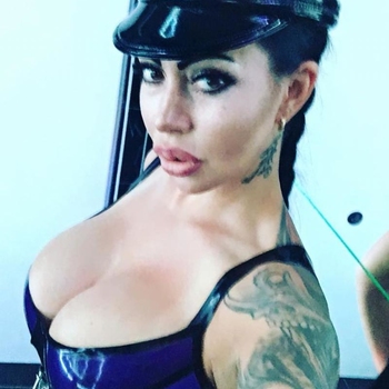 BDSM dating met LimboDominatrix uit Limburg.