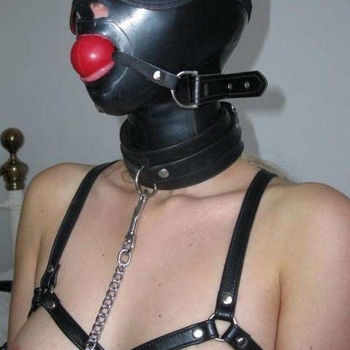 BDSM dating met Slavou uit Zuid-Holland.